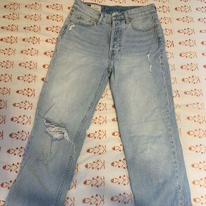 Gap size 25/0 women’s lightwash jeans with distressed knee